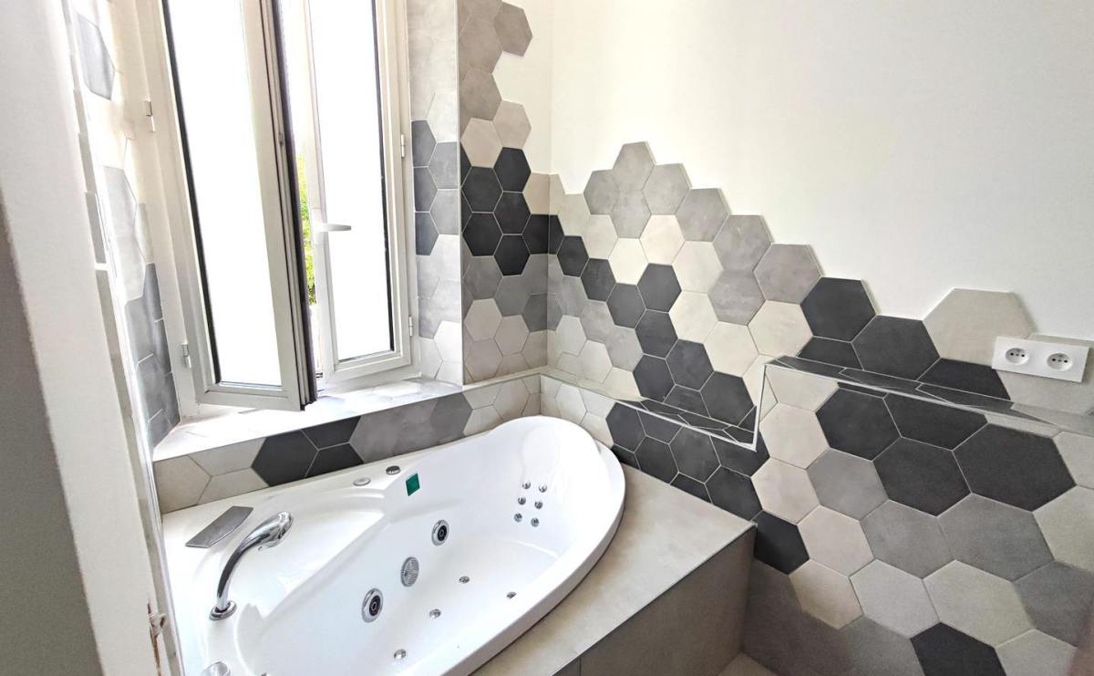 Architecte d'intérieur : Aménagement salle de bain aubagne tomette couleur gris claire baignoire spa