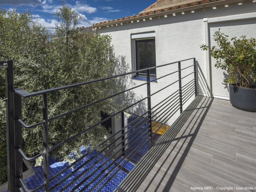 architecte extérieur : terrasse bati bois patio olivier bejmat bleu architecte paysagiste