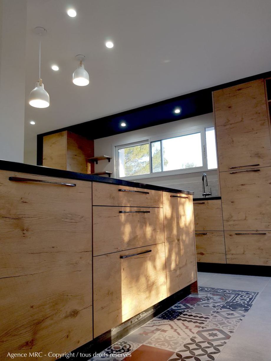 Architecte d'intérieur peypin : aménagement cuisine sur mesure bois, blanc granit et carreau de ciment