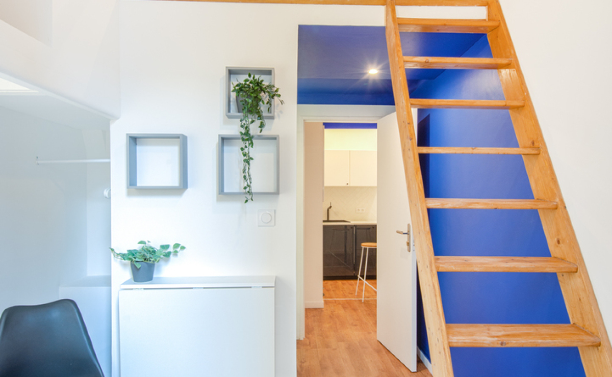 architecure intérieur marseille : création mezzanine, échelle boit bleu klein sur mesure menuiserie aménagement