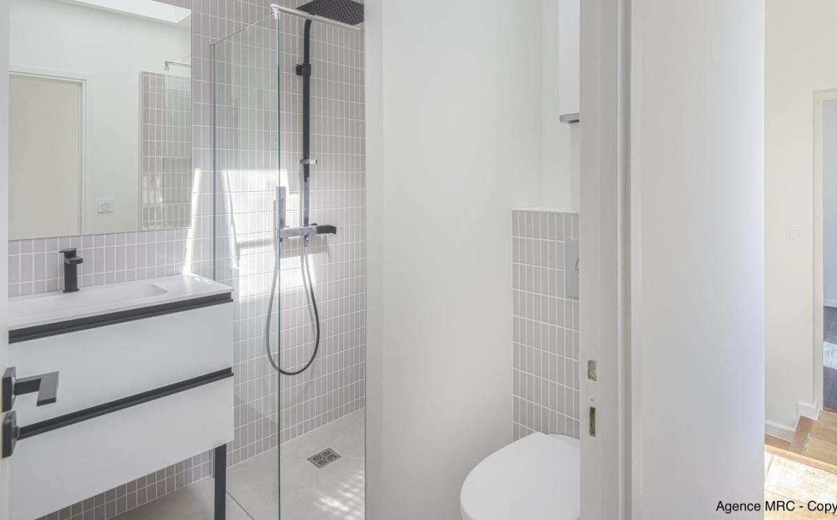 aménagement salle de bain gris style épurée chambre parentale marseille 13007 : architecte d'intérieur marseille