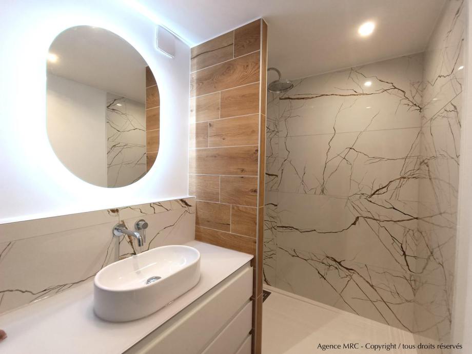 aménagement salle de bain Aix-En-Provence par architecte d'intérieur bois et marbre