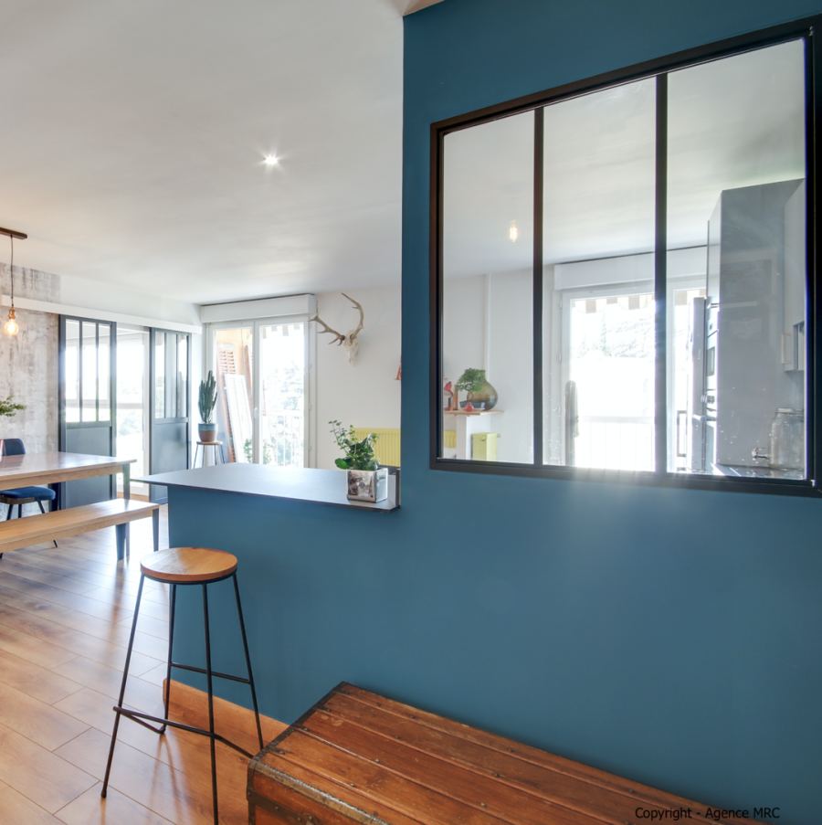 architecte 13012 intérieur Marseille parquet bois miel, cloison cuisine bleu avec verrière acier